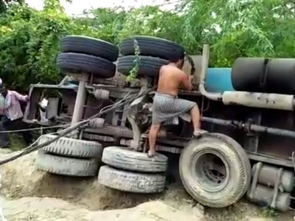 हादसे में करीब आधा दर्जन लोग घायल