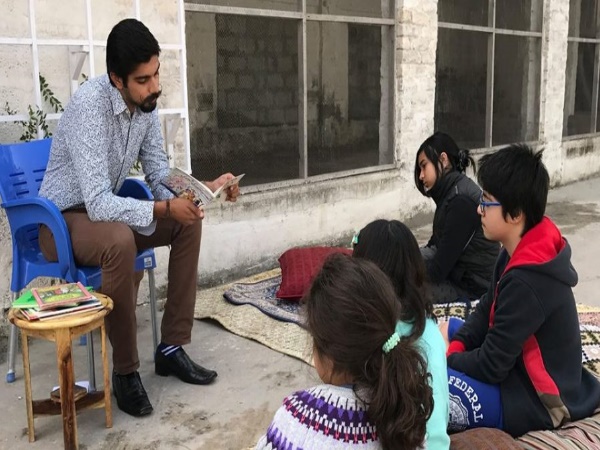 मूछों के कारण पाकिस्तान में शख्स को नौकरी से निकाला, कहा- 'लड़कियों का