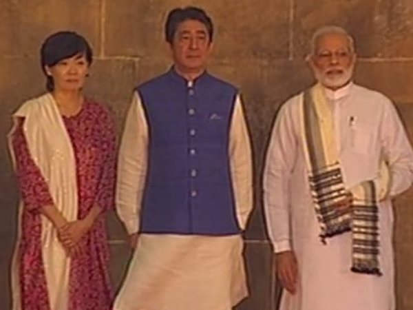 Live: साबरमती आश्रम के बाद सीदी सैयद मस्जिद पहुंचे पीएम मोदी और शिंजो आबे Live: साबरमती आश्रम के बाद सीदी सैयद मस्जिद पहुंचे पीएम मोदी और शिंजो आबे