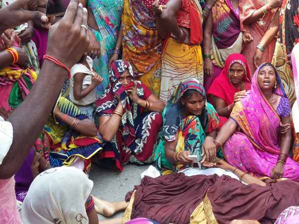 ट्रैक्टर से बाइक को मारा धक्का