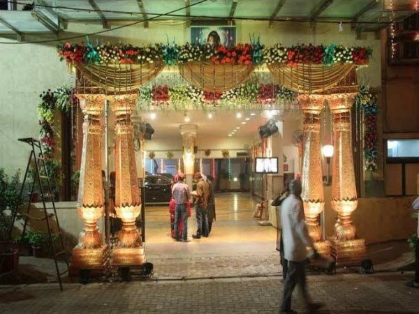 बंगले में मौजूद हैं तमाम सुविधाएं