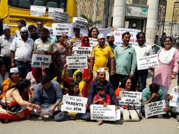 uttar pradesh parents protests againest Fee hike in Ghaziabad uttar pradesh parents protests againest Fee hike in Ghaziabad