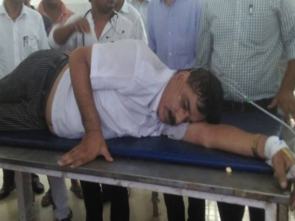 'सफेद कार से उतरे दो बदमाश...'