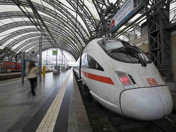 12 रेलवे स्टेशनों पर रुकेगी