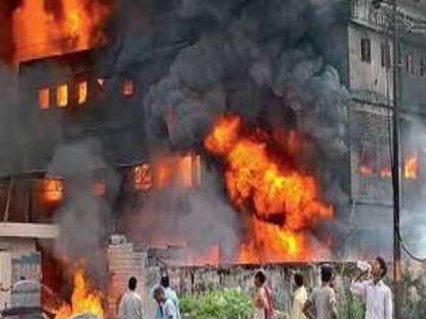 कुर्सी फैक्ट्री में लगी भीषण आग