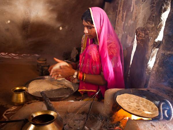 पूर्व दिशा की ओर मुंह करके बनाना चाहिए खाना