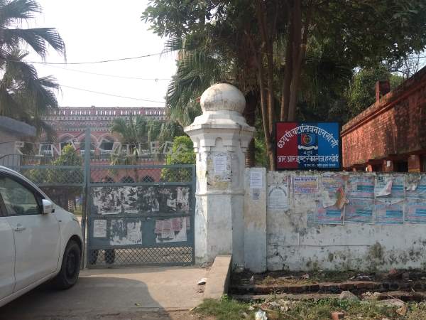 प्रशासन की वजह से खतरे में बच्चे