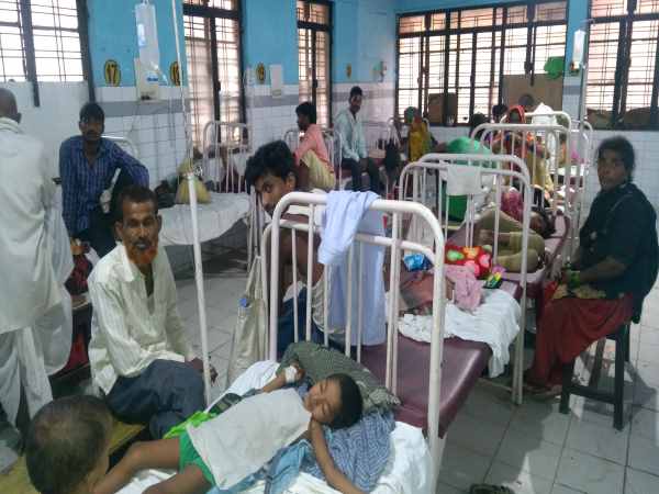 बुखार से मर रहे बच्चे