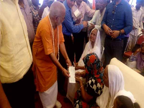 स्वामी चिन्मयान्नद ने दिया चेक