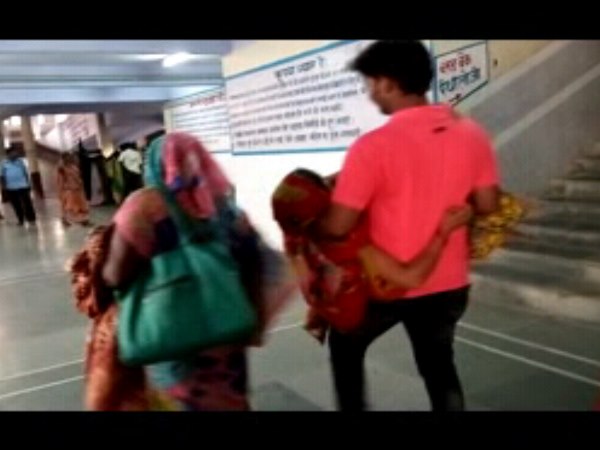 इलाज ना रुक जाए इसलिए कोई नहीं बता रहा नाम