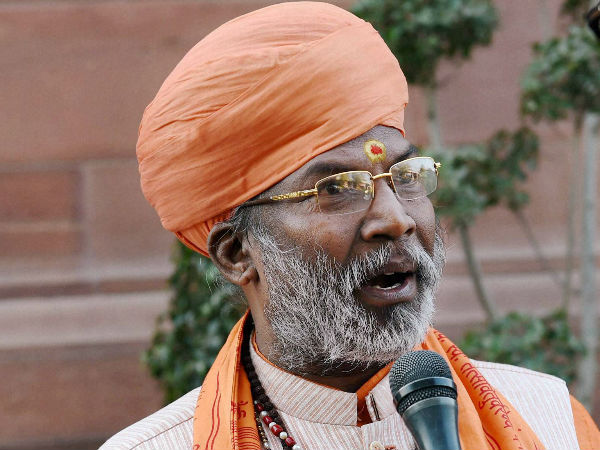 रामदेव और साक्षी महाराज की सुरक्षा में जवान