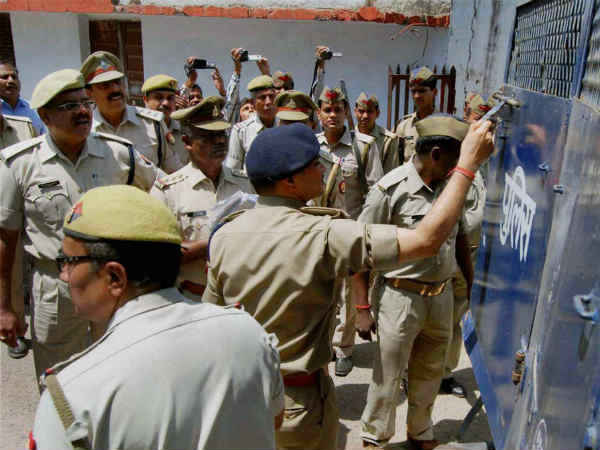88 पुलिसकर्मी घायल
