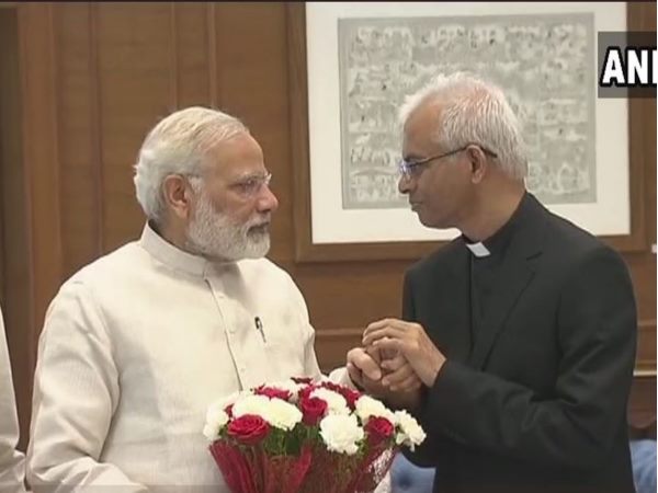 IS के चंगुल से छूटकर आए पादरी ने पीएम मोदी से की मुलाकात IS के चंगुल से छूटकर आए पादरी ने पीएम मोदी से की मुलाकात