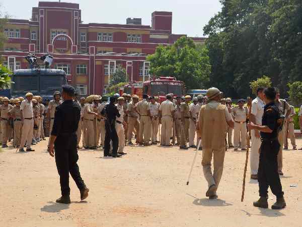 पिंटो परिवार को सता रहा गिरफ्तारी का डर