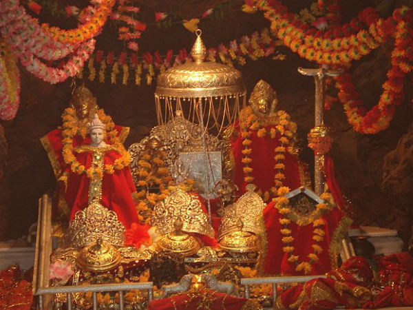 गांव के लोग आश्चर्यचकित