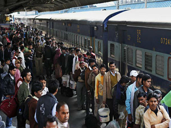 58 students injured in stampede after earthquake rumour at Bihar railway station 58 students injured in stampede after earthquake rumour at Bihar railway station