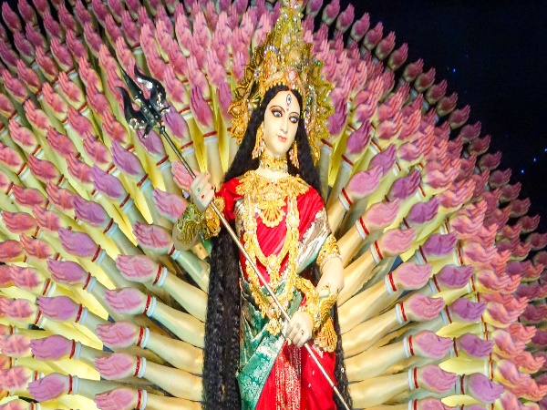 पहले भी कई लोग चढ़ा चुके हैं जीभ
