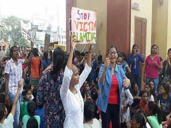 आंदोलन में शामिल लड़की ने मुड़ाए बाल