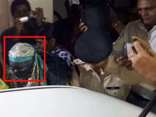 जीभ पर शहद से ओम लिखा और कहा इसे 'चाटो'