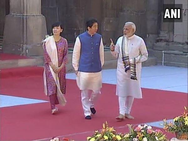 Live: साबरमती आश्रम के बाद सीदी सैयद मस्जिद पहुंचे मोदी-आबे Live: साबरमती आश्रम के बाद सीदी सैयद मस्जिद पहुंचे मोदी-आबे