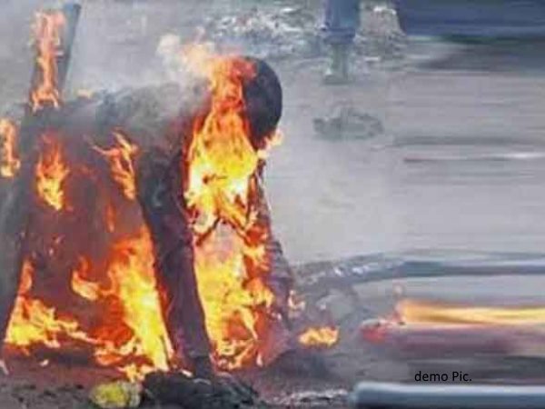 प्रेमी ने ही तेल छिड़क कर लगा दी आग