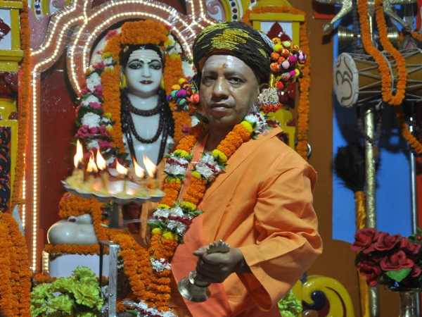 योगी की तस्वीर बनी दशहरे का आकर्षण