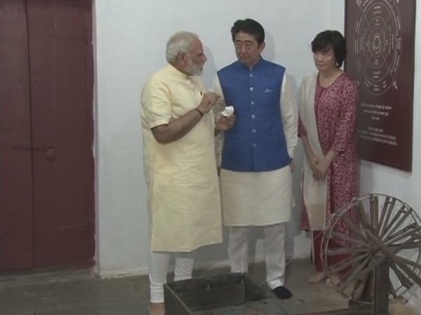 Live:साबरमती आश्रम में मोदी और जापान के पीएम Live:साबरमती आश्रम में मोदी और जापान के पीएम