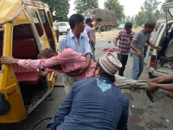 बरेली में ट्रक-टेंपू की आमने-सामने टक्कर, 2 की मौत, 8 घायल बरेली में ट्रक-टेंपू की आमने-सामने टक्कर, 2 की मौत, 8 घायल