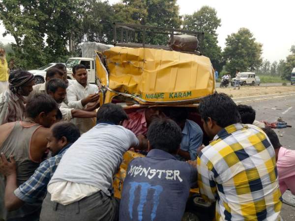 बरेली में ट्रक-टेंपू की आमने-सामने टक्कर, 2 की मौत, 8 घायल बरेली में ट्रक-टेंपू की आमने-सामने टक्कर, 2 की मौत, 8 घायल