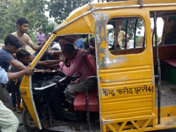 बरेली में ट्रक-टेंपू की आमने-सामने टक्कर, 2 की मौत, 8 घायल बरेली में ट्रक-टेंपू की आमने-सामने टक्कर, 2 की मौत, 8 घायल