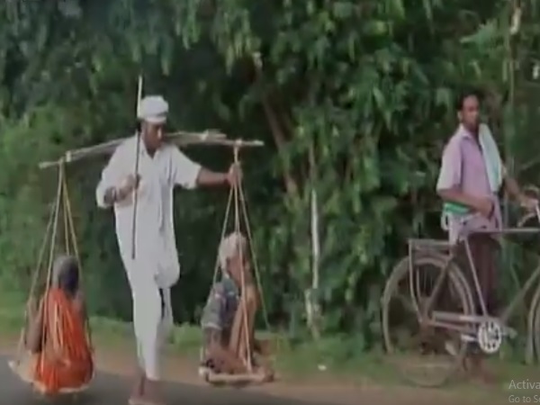 माता-पिता को कंघे पर लादकर कोर्ट पहुंचा ये शख्स, जनता बनी रही तमाशबीन माता-पिता को कंघे पर लादकर कोर्ट पहुंचा ये शख्स, जनता बनी रही तमाशबीन