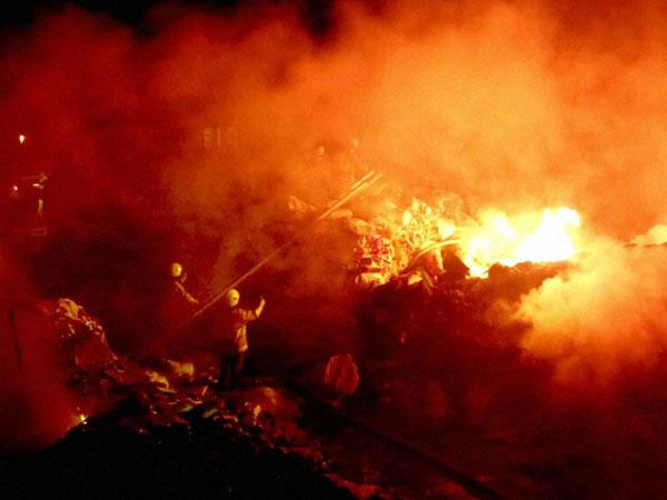 मरने वालों में 22 स्कूल के छात्र और दो वार्डन भी बताए जा रहे हैं मरने वालों में 22 स्कूल के छात्र और दो वार्डन भी बताए जा रहे हैं