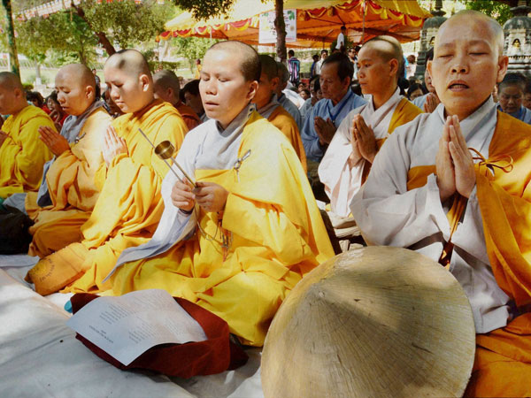 1 लाख हिंदुओं और बौद्ध शरणार्थियों को नागरिकता देगी सरकार 1 लाख हिंदुओं और बौद्ध शरणार्थियों को नागरिकता देगी सरकार