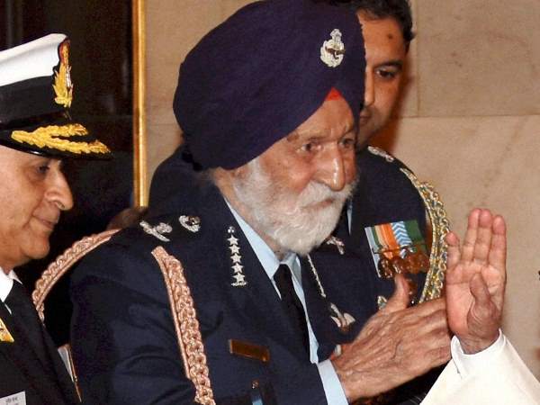 एयरफोर्स मार्शल अर्जन सिंह की हालत गंभीर, रक्षा मंत्री निर्मला सीतारमण देखने पहुंचीं एयरफोर्स मार्शल अर्जन सिंह की हालत गंभीर, रक्षा मंत्री निर्मला सीतारमण देखने पहुंचीं