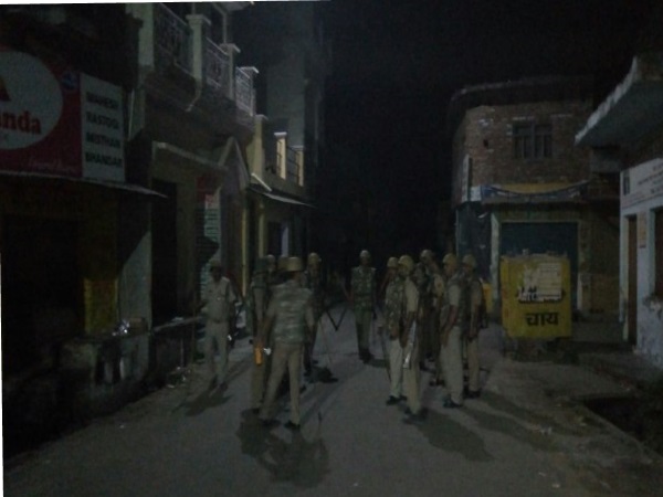 दरोगा की मार से महिला की मौत, ग्रामीणों ने पुलिसवालों को दौड़ाकर पीटा दरोगा की मार से महिला की मौत, ग्रामीणों ने पुलिसवालों को दौड़ाकर पीटा