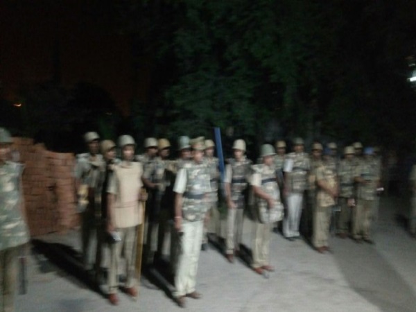 दरोगा की मार से महिला की मौत, ग्रामीणों ने पुलिसवालों को दौड़ाकर पीटा दरोगा की मार से महिला की मौत, ग्रामीणों ने पुलिसवालों को दौड़ाकर पीटा