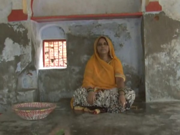 Baba in Amethi, treatment by chain Baba in Amethi, treatment by chain