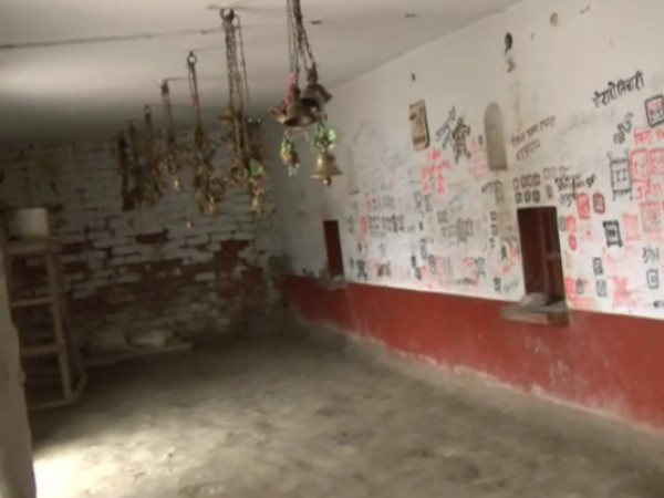 Baba in Amethi, treatment by chain Baba in Amethi, treatment by chain