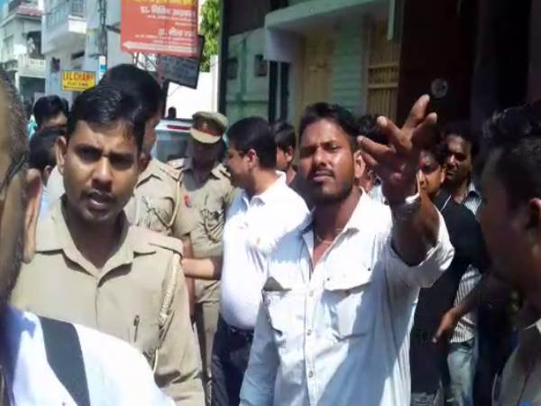 दबंग बीजेपी विधायक के आगे नतमस्तक यूपी पुलिस दबंग बीजेपी विधायक के आगे नतमस्तक यूपी पुलिस