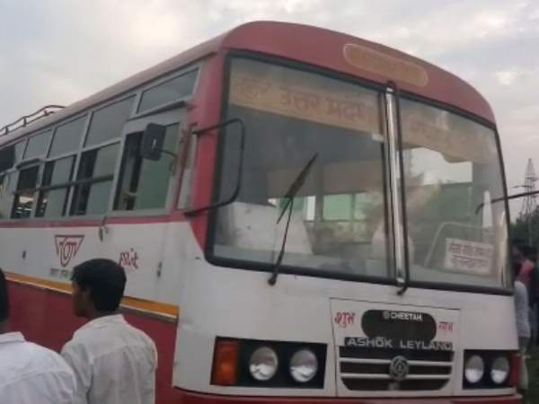 बुलंदशहर: ट्रक-रोडवेज में भिड़ंत, हादसे में अब तक 5 की मौत बुलंदशहर: ट्रक-रोडवेज में भिड़ंत, हादसे में अब तक 5 की मौत