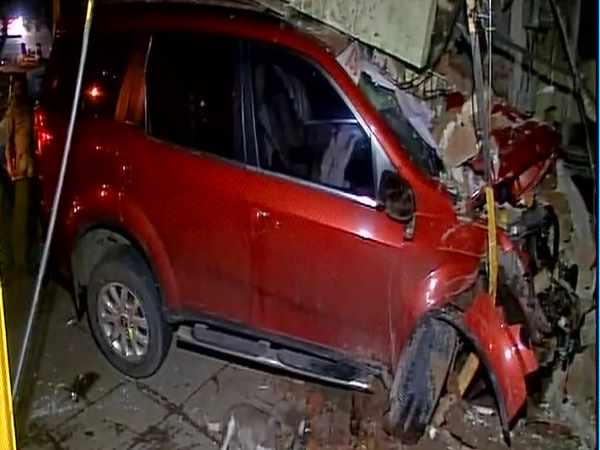 मुंबई: भाजपा विधायक की कार पुलिस चौकी में घुसी, 2 घायल मुंबई: भाजपा विधायक की कार पुलिस चौकी में घुसी, 2 घायल