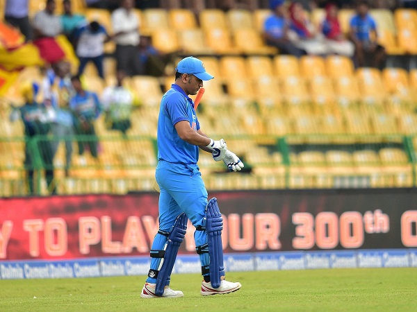 IND vs AUS : जब मैदान पर उतरा चेन्नई का किंग धोनी, जड़ दिया ताबड़तोड़ 'शतक' IND vs AUS : जब मैदान पर उतरा चेन्नई का किंग धोनी, जड़ दिया ताबड़तोड़ 'शतक'