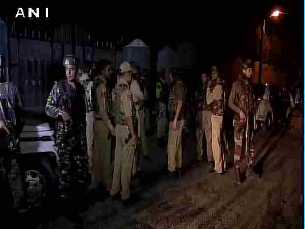 जम्मू कश्मीर: सुरक्षाबलों की बस पर आतंकियों ने किया हमला, 5 पुलिसकर्मी घायल जम्मू कश्मीर: सुरक्षाबलों की बस पर आतंकियों ने किया हमला, 5 पुलिसकर्मी घायल