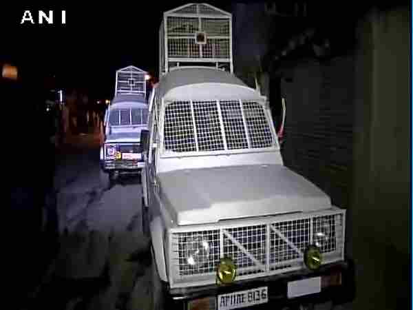 जम्मू कश्मीर: सुरक्षाबलों की बस पर आतंकियों ने किया हमला, 5 पुलिसकर्मी घायल जम्मू कश्मीर: सुरक्षाबलों की बस पर आतंकियों ने किया हमला, 5 पुलिसकर्मी घायल