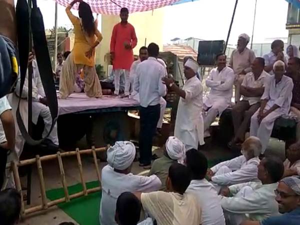Dirty Dance after death condolences in Farmer Protest Muzaffarnagar Dirty Dance after death condolences in Farmer Protest Muzaffarnagar