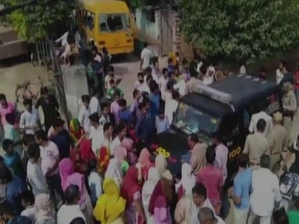 Ryan School में मासूम की हत्या के बीच गाजियाबाद में स्कूल बस ने 6 साल के छात्र को कुचला, मौत Ryan School में मासूम की हत्या के बीच गाजियाबाद में स्कूल बस ने 6 साल के छात्र को कुचला, मौत