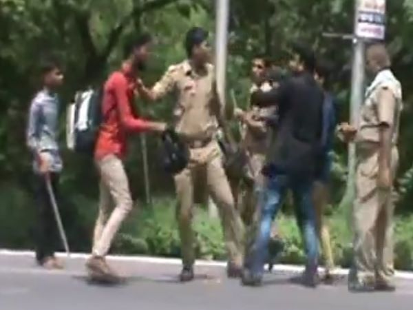 वाहन चेकिंग के दौरान यूपी पुलिस ने की चालक के साथ मारपीट और अवैध वसूली वाहन चेकिंग के दौरान यूपी पुलिस ने की चालक के साथ मारपीट और अवैध वसूली