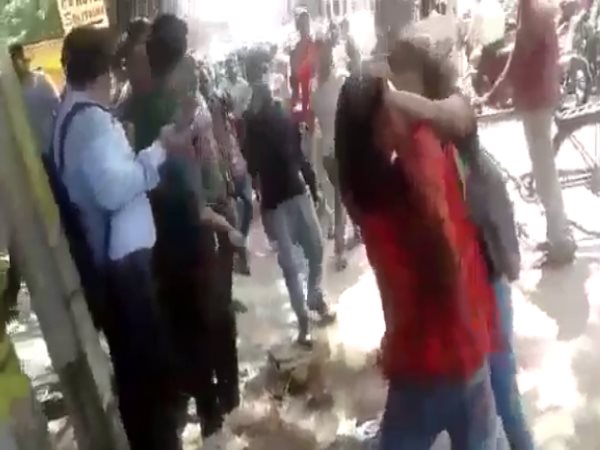 Girls fight on road in Agra, Video Viral Girls fight on road in Agra, Video Viral