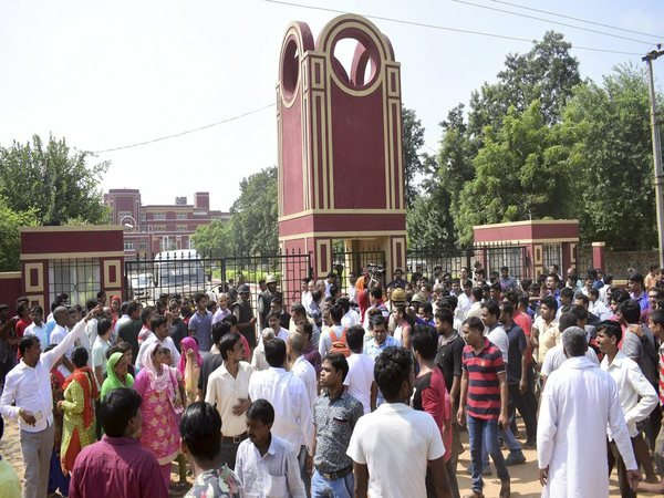 प्रद्युम्न मर्डर केस: CCTV फुटेज से हुआ बड़ा खुलासा, खून से लथपथ रेंगते हुए बाहर आया था प्रद्युम्न प्रद्युम्न मर्डर केस: CCTV फुटेज से हुआ बड़ा खुलासा, खून से लथपथ रेंगते हुए बाहर आया था प्रद्युम्न