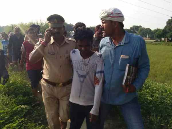 पत्नी को वापस पाने के लिए बेटे ने मां को चाकू से गोदकर मार डाला पत्नी को वापस पाने के लिए बेटे ने मां को चाकू से गोदकर मार डाला